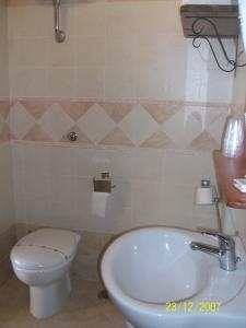 W łazience znajduje się toaleta, wanna i umywalka. w obiekcie Villa Maria w mieście Belvedere di Spinello