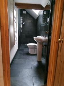 Phòng tắm tại Pershbrook Cottage & Garden