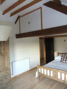 Tempat tidur dalam kamar di Pershbrook Cottage & Garden