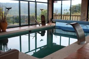 una piscina con vistas al agua en Casa Spa en montaña, en Pontevedra