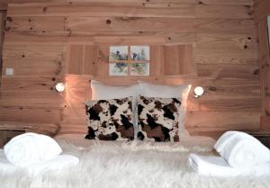 Łóżko lub łóżka w pokoju w obiekcie Chalet Saint Bernard