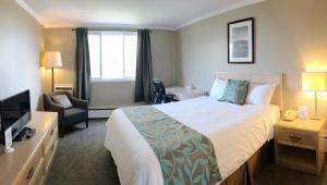 Postel nebo postele na pokoji v ubytování Seasons Inn Halifax + 4 fotografie