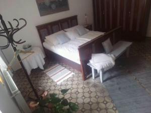 ÓbányaにあるTulipános Vendégházのベッドルーム1室(ベッド1台、ソファ、椅子付)
