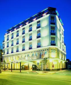 een groot wit gebouw in een stadsstraat bij Hotel Traíña in San Pedro del Pinatar