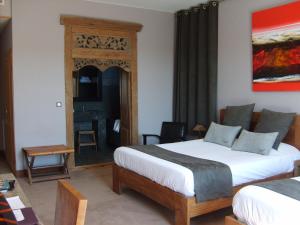 Postel nebo postele na pokoji v ubytování Hotel restaurant Spa Disini Montpellier Est, The Originals Relais