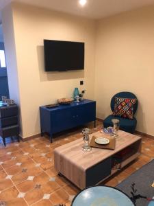 ポルト・サプラヤにあるPort Saplaya 1のリビングルーム(テレビ、テーブル、椅子付)