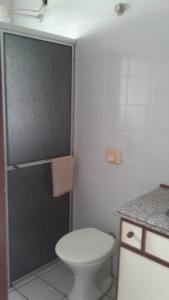 Un pequeño baño con inodoro y ducha. en Residencial Três Irmas, en Florianópolis