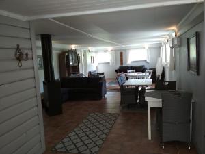 uma sala de estar com um sofá e uma mesa em 5 bedrooms, large apartment on farm, nice view and nature em Herand