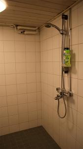 ラッペーンランタにあるCitimotelの白いタイル張りのバスルーム(シャワー付)