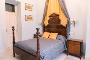 ヘレス・デ・ラ・フロンテーラにあるPalacio del Virrey Lasernaのベッドルーム(天蓋付きベッド1台付)