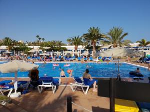 Bazén v ubytování Apartamentos Playa Feliz nebo v jeho okolí