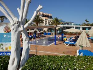 Bazén v ubytování Apartamentos Playa Feliz nebo v jeho okolí
