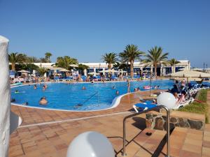 Bazén v ubytování Apartamentos Playa Feliz nebo v jeho okolí