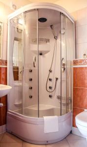 um chuveiro com uma caixa de vidro na casa de banho em Apartmány RELAX Podhájska em Podhájska