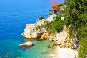 Blick auf eine Klippe mit Strand und Wasser in der Unterkunft Anita Studio apartment with terrace in Rijeka