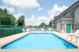 Piscina de la sau aproape de Super 8 by Wyndham Murfreesboro