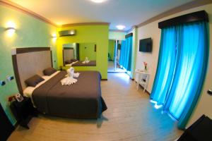 Habitación de hotel con cama y espejo en FrioHot Boca Chica, en Boca Chica