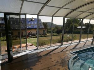 Bazén v ubytovaní Pension Čtyřlístek alebo v jeho blízkosti