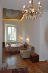 Un pat sau paturi într-o cameră la Orchidea - Sanremo Apartments