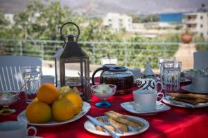 una mesa con platos de comida en un mantel rojo en Villa Alexandra, en Kissamos