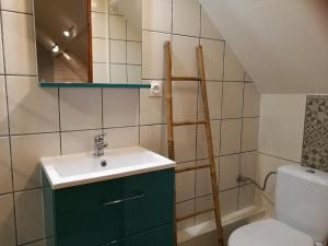 Koupelna v ubytování Le cigogneau-studio alcôve au calme