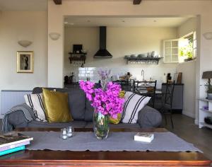 サン・ポール・ド・ヴァンスにあるVilla Mimosaのリビングルーム(ソファ付)、テーブル(花瓶付)
