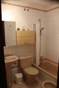 y baño con aseo, lavabo y bañera. en Apartamento Tres Carretas Puerto Real, en Puerto Real