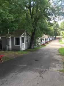 uma rua com uma fila de casas e uma árvore em Elmwood Motor Court em Old Orchard Beach