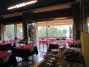 מסעדה או מקום אחר לאכול בו ב-Hotel Carlo