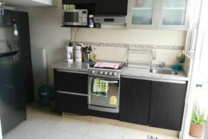 uma pequena cozinha com um fogão e um lavatório em Casa con alberca y laguna em Veracruz