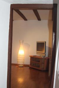 a living room with a lamp and a television at Ferienhaus Eifelperle in Blankenheim