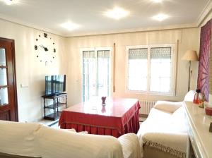 Postel nebo postele na pokoji v ubytování Villa La Jara + 21 fotografií
