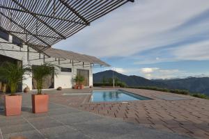 uma villa com piscina e montanhas ao fundo em Monte Abi Mirador em Chaguaní