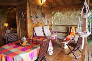 a room with a table and chairs in a cabin at Villa Rose Caraibes in Pointe-Noire