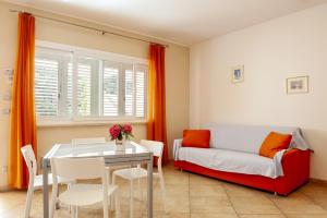 a living room with a couch and a table at Residence Villa Lo Scoglietto in San Vincenzo