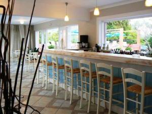 Reštaurácia alebo iné gastronomické zariadenie v ubytovaní Happyland Hotel Apartments