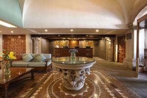 a large lobby with a table and a couch at Emporio Zacatecas in Zacatecas