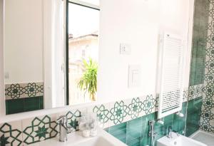 サレルノにあるNei Paraggiのバスルーム(洗面台、鏡付)