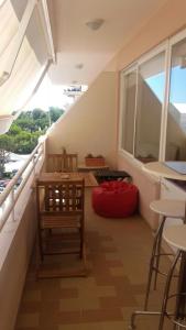 ヴィラモウラにあるSuites, Vilamouraのバルコニー(赤い豆袋の椅子、テーブル付)