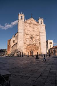 a large church with people walking in front of it at Apartamento Valtour Valladolid in Valladolid