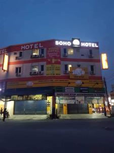 un bâtiment d'hôtel avec beaucoup de panneaux dans l'établissement Soho Hotel Semenyih, à Semenyih