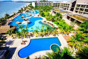 una vista aérea del complejo con una piscina y el océano en Vietsovpetro Ho Tram Beach Resort & Spa en Ho Tram