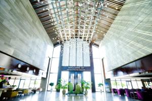 eine Lobby mit einem großen Gebäude mit einem großen Fenster in der Unterkunft Vietsovpetro Ho Tram Beach Resort & Spa in Hồ Tràm