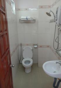 een badkamer met een toilet en een wastafel bij Binh Minh Hotel in Quy Nhon