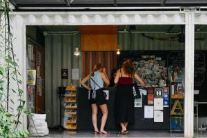 入住The Yard Bangkok Hostel的客人