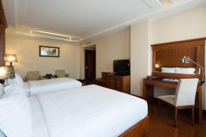 Postel nebo postele na pokoji v ubytování Nhat Ha L’Opera Hotel