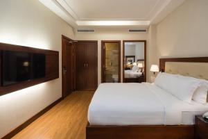 Postel nebo postele na pokoji v ubytování Nhat Ha L’Opera Hotel