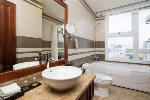 Koupelna v ubytování Nhat Ha L’Opera Hotel