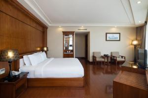 Postel nebo postele na pokoji v ubytování Nhat Ha L’Opera Hotel