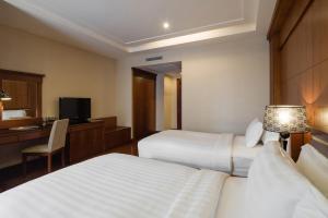 Postel nebo postele na pokoji v ubytování Nhat Ha L’Opera Hotel
